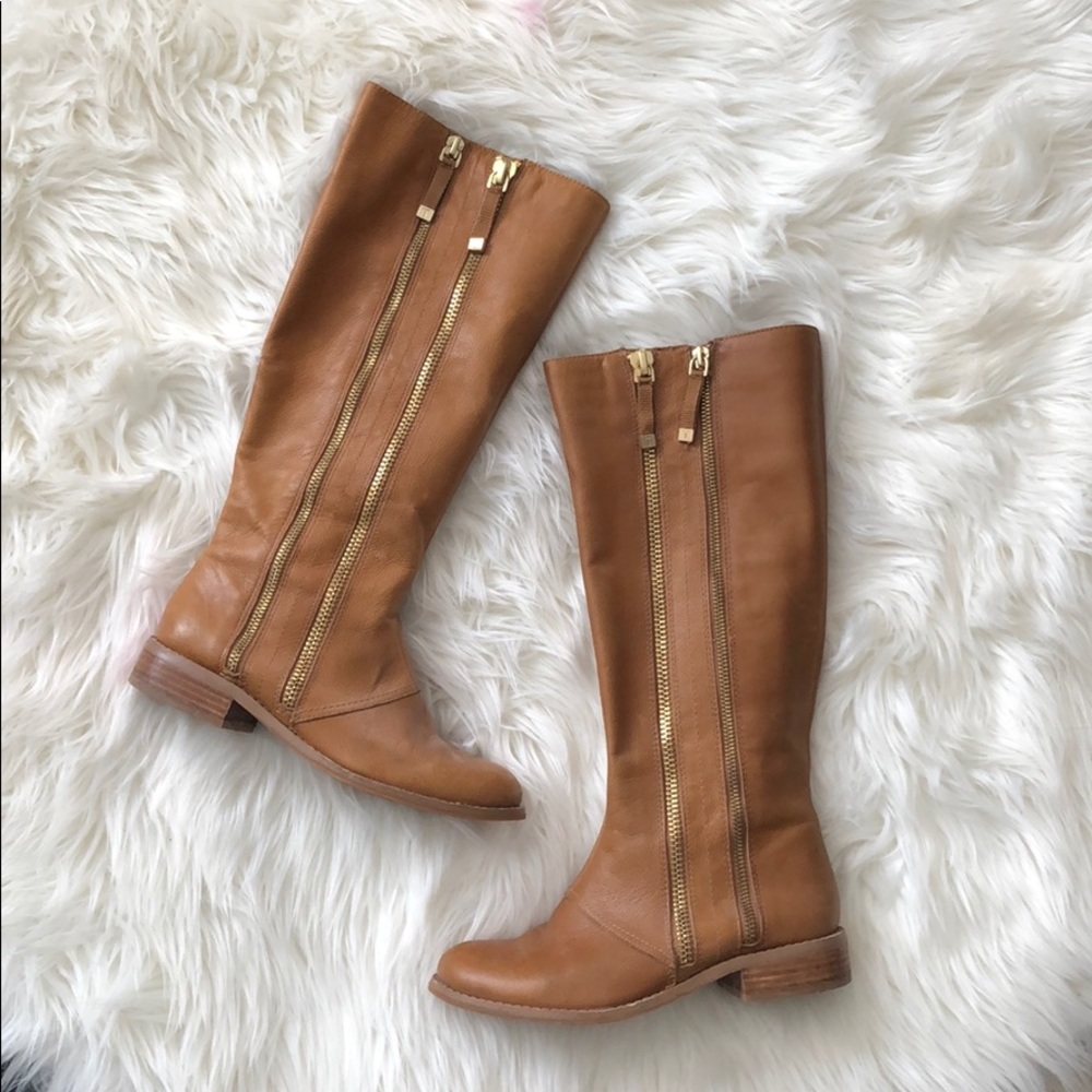 Women’s Tahari side zipper leather boots. Size 6.5